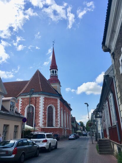 Elisabethkirche, schlichter Barockbau, der von der Kaiserin Jelisaveta finanziert wurde , auch etwas restaurierungsbedürftig