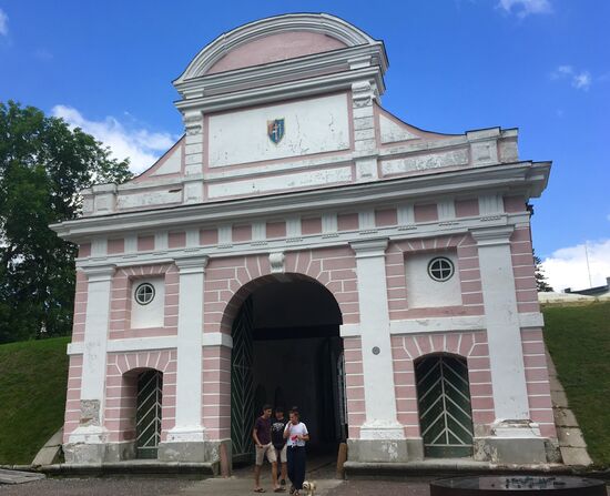 Tallinner Tor, barockes einziges heute noch erhaltenes Stadttor. Errichtet wurde es vermutlich nach Plänen von Erik Dahlberg,  der ähnliche Tore auch für Narva und Riga entworfen hat.