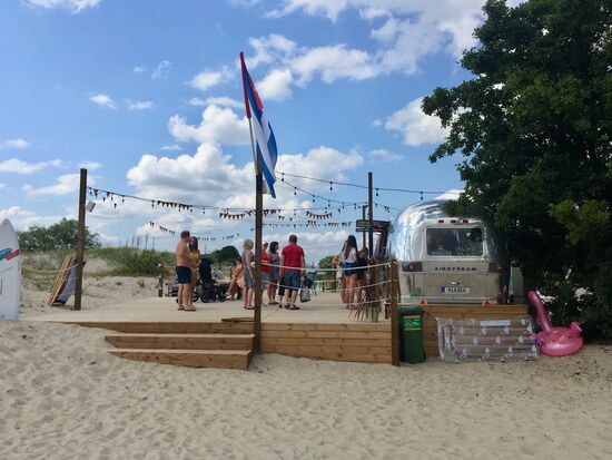 Am schönen weißen Strand