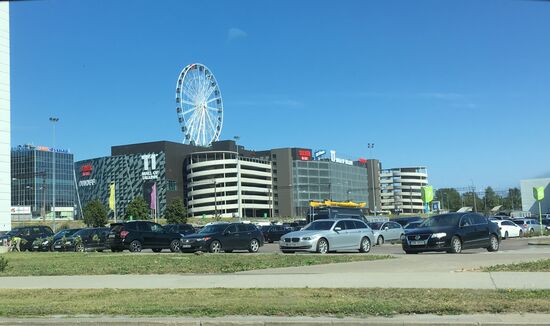 riesige Mall mit Riesenrad aufm Dach