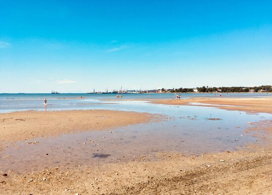 Man kann ewig lang ins Wasser laufen, da es sehr flach ist. Die ersten 100m ist das Wasser sehr warm aber dann wird es auf einmal eisig, was wir sehr lustig fanden....
