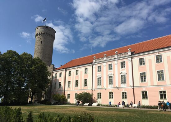 Langer Hermann mit Staatsfahne