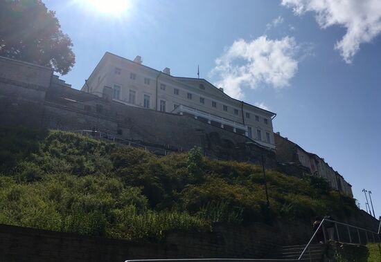 Hier geht’s hoch, im Hintergrund erhebt sich das Finanzviertel