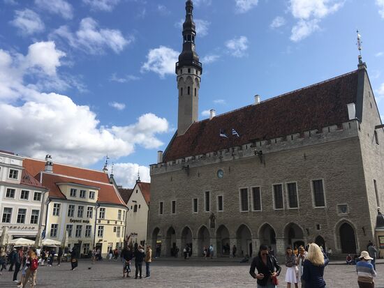 Historischer Platz im Herzen der Altstadt und das am besten erhaltene gotische Rathaus in Nordeuropa.Der Rathausplatz bildet seit Jahrhunderten das Zentrum Tallinns. Es finden auch Open-Air-Konzerte, der Mittelaltermarkt, das Altstadtfest und seit einigen Jahren auch wieder ein Weihnachtsmarkt unter einem festliche geschmückten Baum statt.