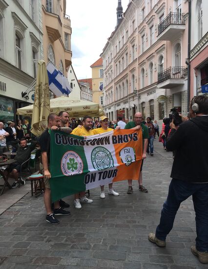 Celtic Fans singen lautstark... Wir überlegten kurz zum Spiel Nomme Kalju gg. Celtic zu gehen, nach kurzem Check, stellen wir fest, dass das Spiel ausverkauft war, da es in einem kleinen Stadion in Tallinn stattfindet wo nur 650 Menschen reinpassen, Marvin konnte es gar nich fassen, dass ein Championsleaguespiel in so einem kleinen Stadion sein soll, zumal Tallinn 2 große Stadien hat....( Marvins Wunsch ist es mal zu einem Celtic Glasgow Spiel zu gehen, da die Jungs die besten Fangesänge haben und die Stimmung einmalig ist..)