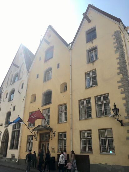 wir haben  die 3 Schwestern gefunden, die 3 Brüder waren ja in Riga.... oh welche Freude...Einer Legende nach ließ ein Kaufmann die drei Häuser für seine drei Töchter errichten