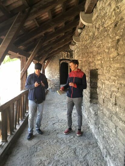 Für Insider: hier wird grade über Comunio, irgendein Fußballwettspiel oder so diskutiert, die beiden sind Gegner und puschen sich gerade, Kulisse ist ja da 