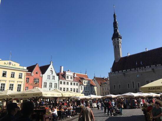 da müssen wir lang um zur Ratsapotheke zu gelangen, ...Heute ist Markt, viele Stände und Menschen