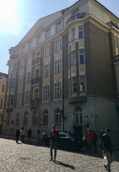 Wir kommen an einem riesigen Gebäudekomplex vorbei der auch zur Geschichte Estlands gehört, das ehemalige Hauptquartier des KGB, das seit Langem ein Symbol für die Unterdrückung durch das Sowjetregime in Estland ist.