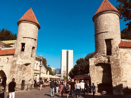 Viru Pforte, zusammen mit der Harj-Pforte blieb die als einzige der ursprünglichen Stadtmpforten erhalten. Ihre beiden Vortürme stammen aus dem 15. Jh.