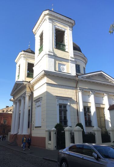 Orthodoxe Kirche zu St. Nikolai, die Kirche im neoklassizistischen Stil, ist die erste klassizistische Kirche Tallinns. Die Kirche wurde vom St. Peterburger Hofarchitekten Luigi Rosca entworfen.