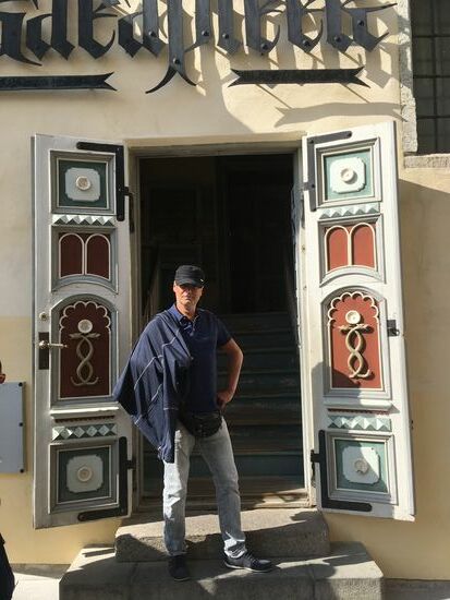 Vor der Apotheke...Da wollte unbedingt jemand aufs Bild 