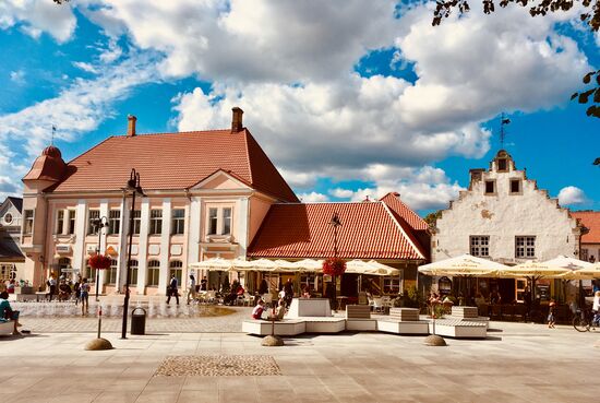Schick Rathausplatz mit Cafés und Springbrunnen
