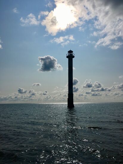 Kiipsaare tuletorn (auch Harilaid tuletorn oder Kiipsaare päevamärk) ist ein Leuchtturm an der äußersten Spitze der Halbinsel Harilaid. Unter dem Einfluss von starkem Wind und hohen Wellen neigte der auf der steilen Küste befindliche Leuchtturm vor Jahren auf eine Seite und stand jahrelang schief. Deshalb hat der Leuchtturm den Namen Pisa-Turm von Saaremaa erhalten. Später haben die Windstöße und Wellen den schiefen Turm wieder einigermaßen gerade gerückt.