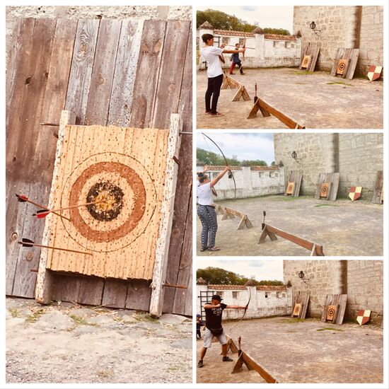 Im Schlosshof haben wir uns am Bogen gemessen.... Angelinas erster Schuss ging gleich ins Schwarze 