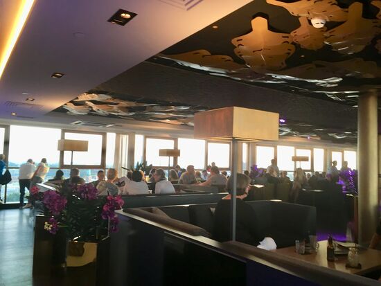 Voller Touristen.... naja am Wochenende muss man hier sogar für den Ausblick Eintritt bezahlen 