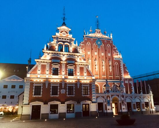 Schwarzhäupterhaus am Abend