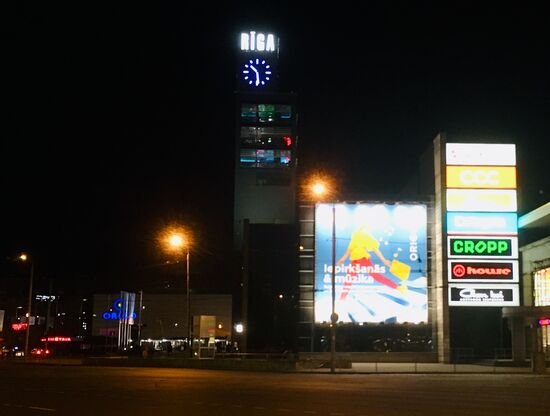 Riga abends um halb 11... wir gehen langsam wieder ins Hotel und haben noch viel Spaß auf dem Rückweg.... lustig in den Strassen von  Riga 