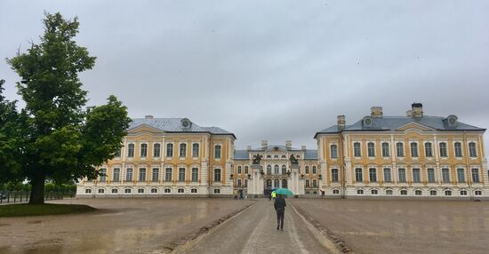 Zum Schloss bei Regen