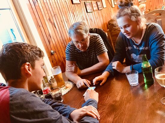 das Warten aufs Essen wird mit spielen verkürzt