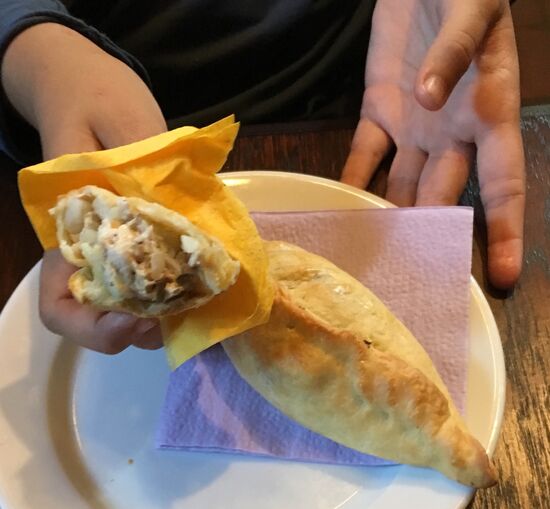 Kibiny, litauische Spezialität, gefüllte gebackene Teigtaschen mit unterschiedlicher herzhafter Füllung, lecker