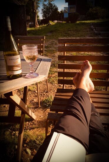 Buch lesen und Sonne genießen