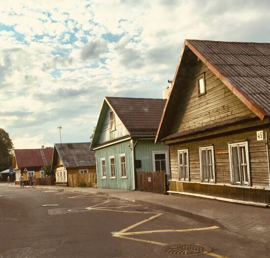 Hinter den Häusern ist der See mit Burg.... sieht hier auf dem Bild ni so aus, aber hier sind echt viele Leute unterwegs