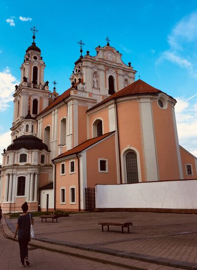 HL. KATHARINENKIRCHE
Die Kirche der heiligen Katharina war die erste Kirche in Vilnius, die nach der Wiederherstellung der Unabhängigkeit Litauens komplett renoviert wurde.
Die Kirche, eine der schönsten des Spätbarocks, gehörte den Benediktinernonnen.