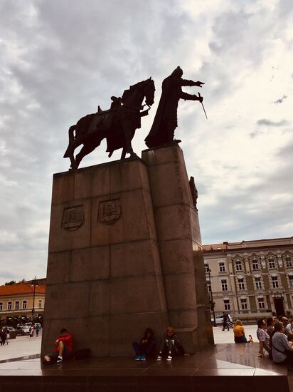Das Denkmal stellt den Großfürsten Litauens, Gediminas, dar. Die Schöpfer des Denkmals sind die amerikanischen Litauer Vytautas Kašuba, Mindaugas Šnipas.
Gediminas, der Gründer von Trakai und der Stadt Vilnius, ist einer der berühmtesten Herrscher des alten Litauens.