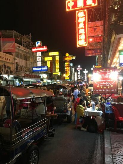 Tuk Tuk Fahrer warten auf Kundschaft