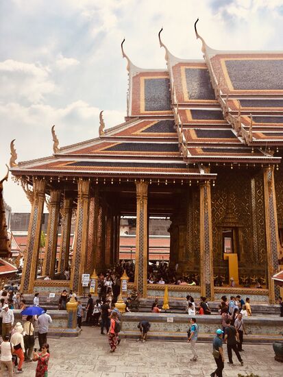 Hier ist der Smaragdbuddha drin, streng überwacht, Schuhe ausziehen und keine Fotos.... sehr schön, alles vergoldet, sehenswert