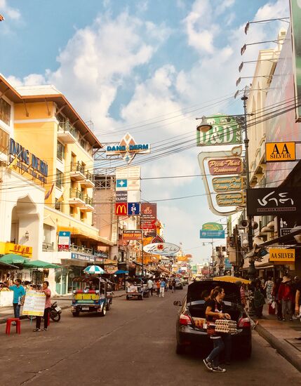 Nachmittags ist noch nix los, es füllt sich ab 17uhr .... viele Europäer sehr touristisch, etwas teurer, immer wo viele Farangs sind