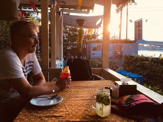 Entspannen am Fluss und warten auf lecker Essen