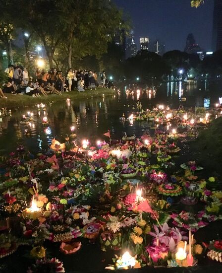 Viele schwimmende Krathongs, leider dürfen in der Stadt keine fliegenden Laternen angezündet werden