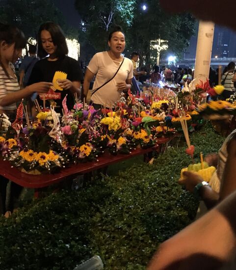 Überall werden Krathongs verkauft