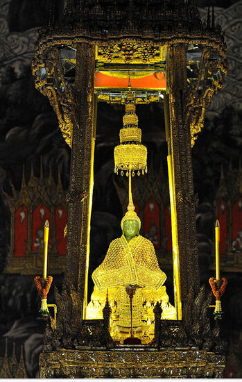 Der Smaragd-Buddha besitzt drei verschiedene Gewänder, die vom König oder einem prinzlichen Stellvertreter dreimal im Jahr in einer feierlichen Zeremonie gewechselt werden. Die Gewänder sind dem Wetter der jeweiligen Jahreszeit angepasst: es gibt ein Gewand für die Heiße Jahreszeit, eins für die Kühle Jahreszeit und eins für die Regenzeit. In Thailand werden manchen Buddha-Statuen magische Kräfte zugeschrieben, so auch dem Smaragd-Buddha.