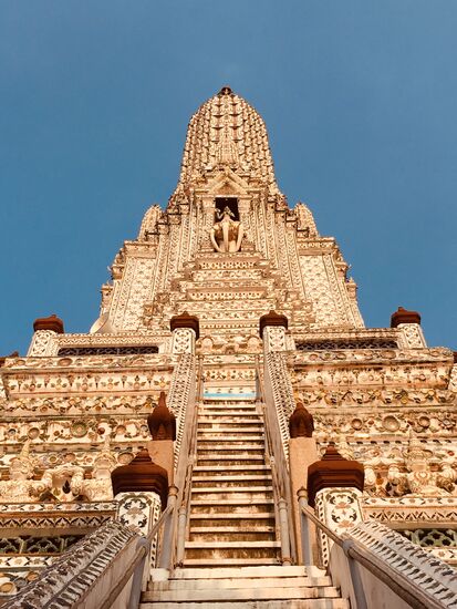 Den Mittelpunkt vom Wat Arun bildet Phra Prang, wie der zentrale Prang ehrfurchtsvoll genannt wird. Vier steile Treppen an den vier Seiten verbinden insgesamt vier Ebenen, auf denen der Phra Prang umrundet werden kann