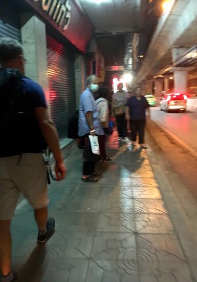 Viele Leute auch mit Mundschutz unterwegs