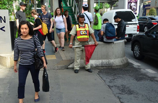 Viele Menschen und Touristen
