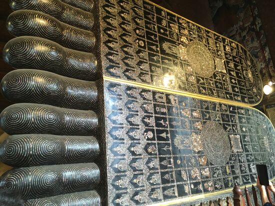 Füße mit schönen Verzierungen