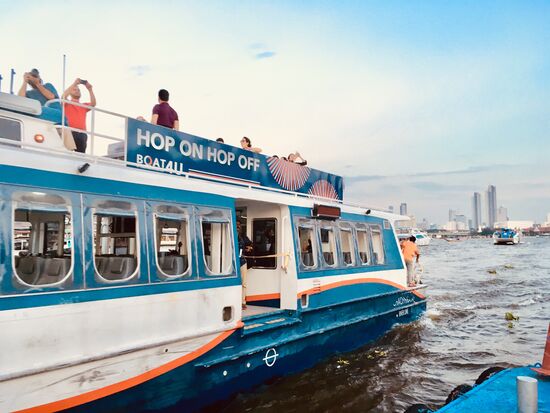Zurück mit dem Boot auf dem Chao Phraya Fluss, 60 Baht (1,80€)one way pro Person