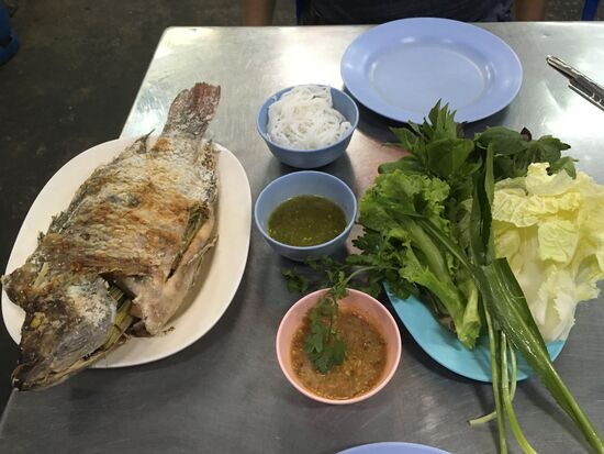 Leckeren Salzfisch vom Grill mit Soßen und Gemüse und 2 Chang für 320Baht ( 9,60€) für uns 2