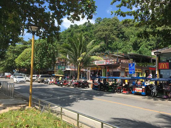 Und los geht’s.... so sieht’s aus bei uns .... viele Lädchen, Restaurants ....