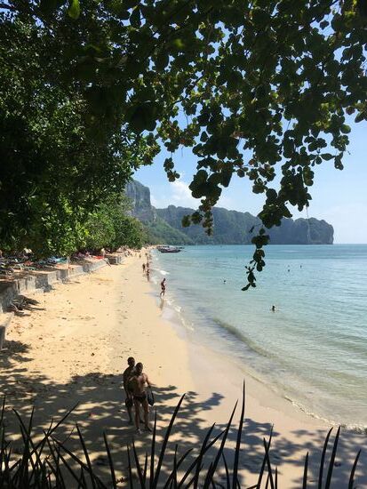 Strand Ao Nang zwar an der Straße, aber zentral , wer’s mag....