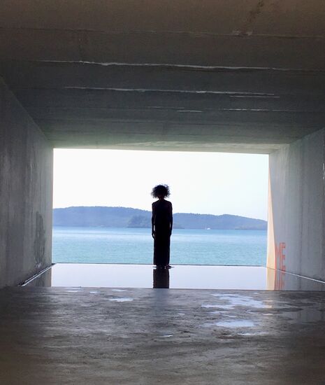 Gruselig, das steht jemand 