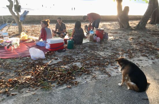 Am Wochenende sind auch die Thais in Familie unterwegs, genießen das Meer
