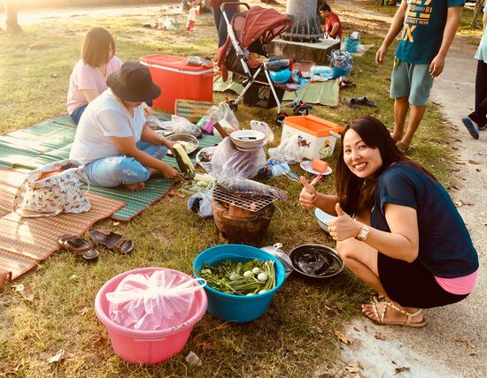 Und kochen in Familie im Park am Strand