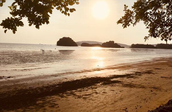 Wasser ist zurückgegangen, gerade Ebbe und die Sonne will auch schon wieder verschwinden