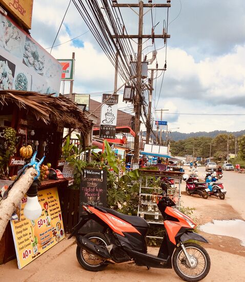 Wir gehen weiter die Straße zurück, in der Hoffnung auf ein paar leckere Snacks