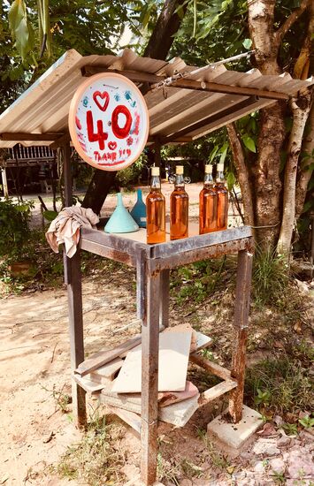 Sieht aus wie selbst gebrannter Schnaps ..... is aber der Sprit fürs Moped ..